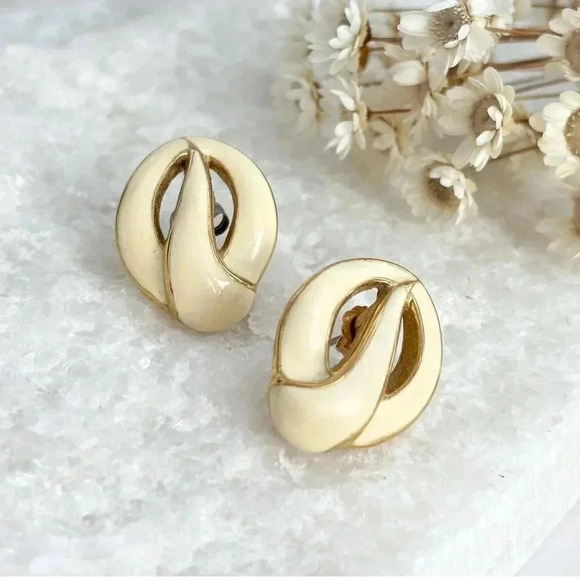 Monet Signed Gold Toned Cream Enamel Beautiful Vintage Clip On Earrings - Picture 1 of 6